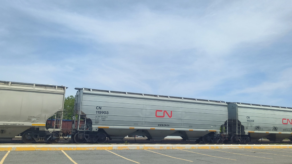 CN 115903